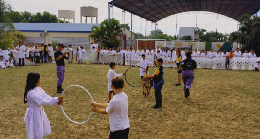 La Sección Canes realizó una exhibición de destreza en la EPEP 398