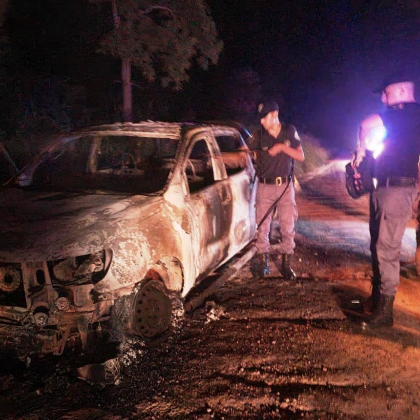 Una camioneta sufrió destrucción total al incendiarse en plena ruta