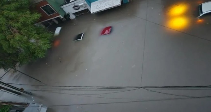 Autos y viviendas bajo agua: las postales de la inundación en Corrientes