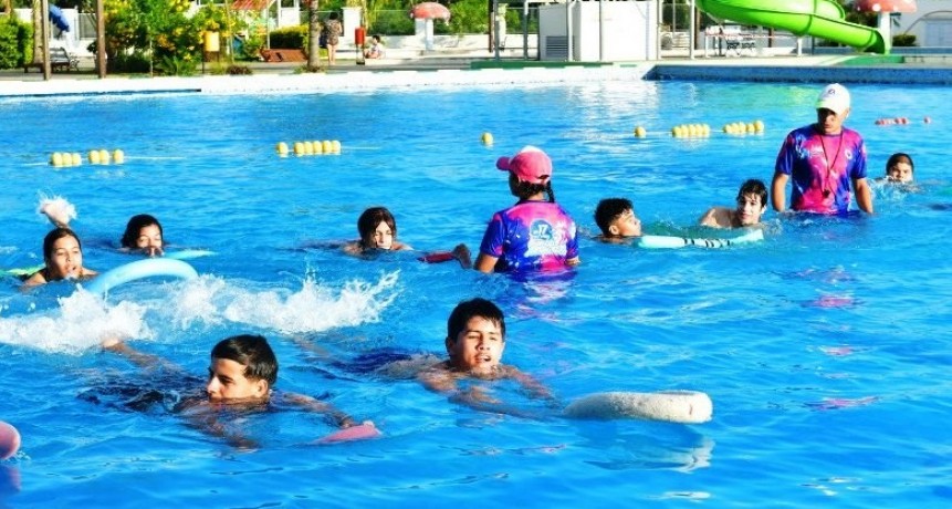Comenzaron las clases de natación en el Parque Acuático “17 de Octubre”
