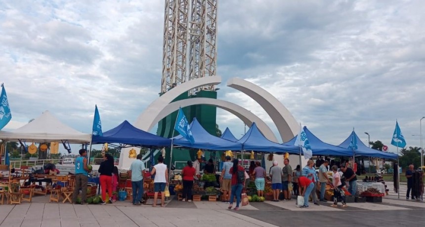 Exitosa jornada del “Mercado en tu ciudad” en la rotonda de La Cruz