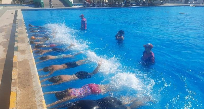 Las clases de natación en el Parque Acuático “17 de Octubre” continúan con gran concurrencia