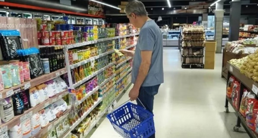 La Defensoría consideró alentadora la medida de apertura total de importaciones de alimentos en un intento de controlar los precios de la canasta básica
