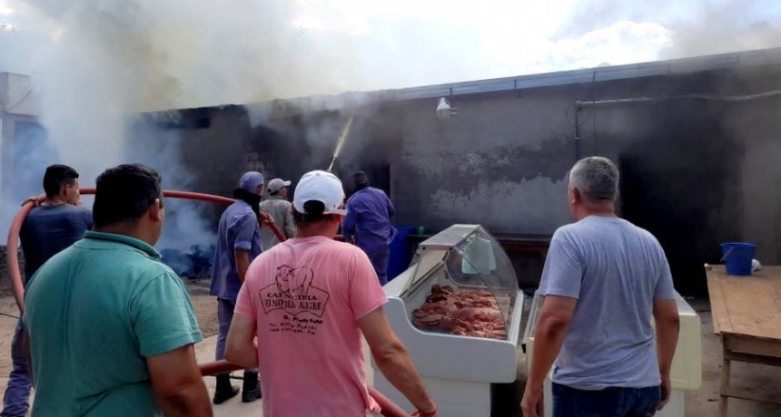 Bomberos extinguieron el incendio en un supermercado de Estanislao del Campo