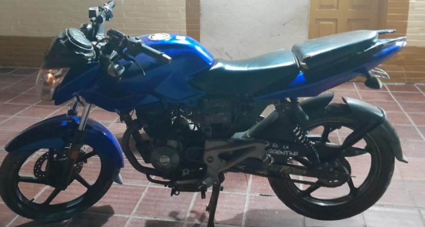 En La Policía recuperó mercaderías y una moto robada