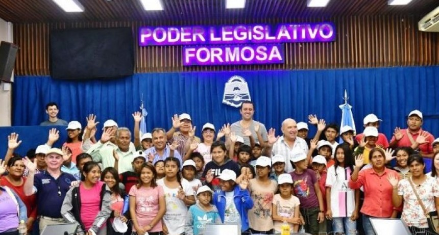 El vicegobernador recibió en Legislatura provincial, a niños y niñas de comunidades del interior