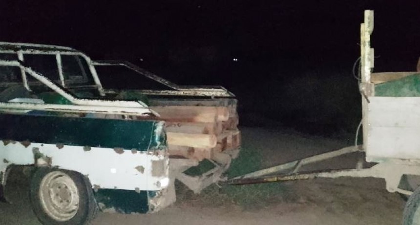 La Policía secuestró una camioneta, un acoplado y 40 postes
