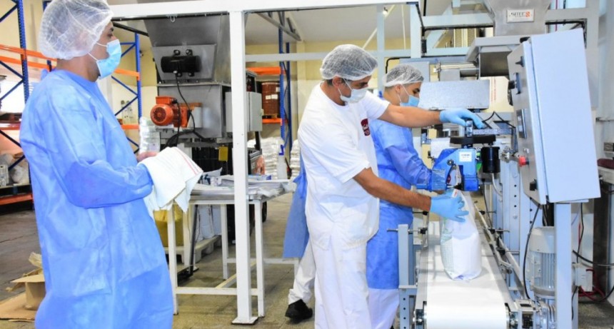 Presentaron una envasadora semiautomática que permitirá mejorar la producción en la Planta Nutrifor
