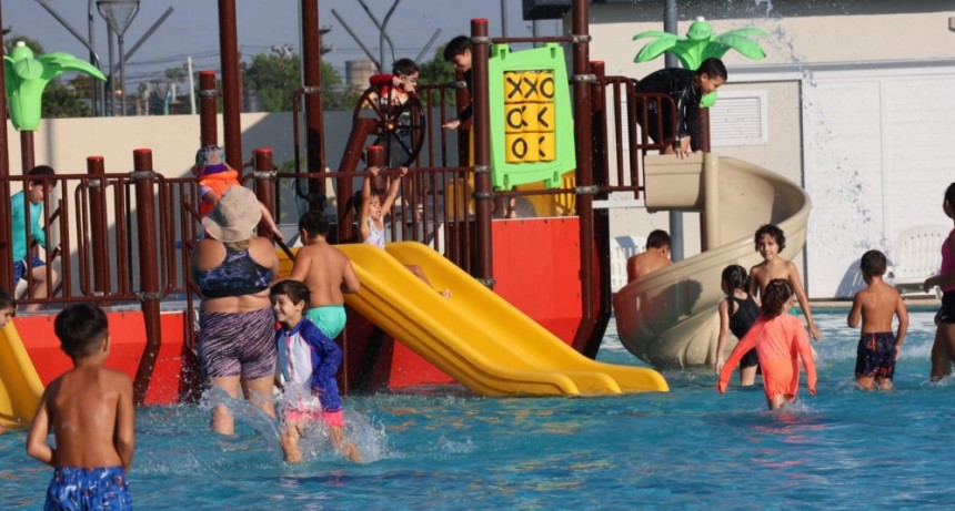 Niños de distintas escuelas disfrutan del Parque Acuático