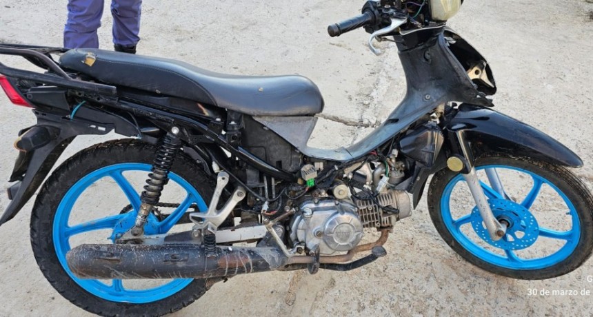 La Policía detuvo a un hombre que circulaba en una moto sin llave de encendido y que cruzó semáforos en luz roja