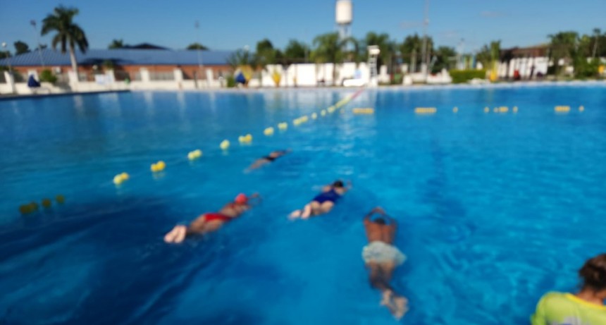 Más de 160 formoseños van a clases de natación gratis en el Parque Acuático