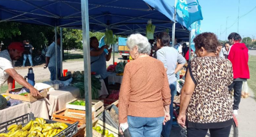 “El Mercado en tu Ciudad”: vecinos del barrio Santa Rosa aprovecharon las ofertas en productos frutihortícolas