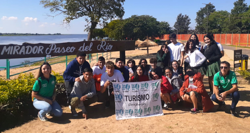 Estudiantes de la E.P.E.S. N° 27 recorrieron lugares históricos de la ciudad