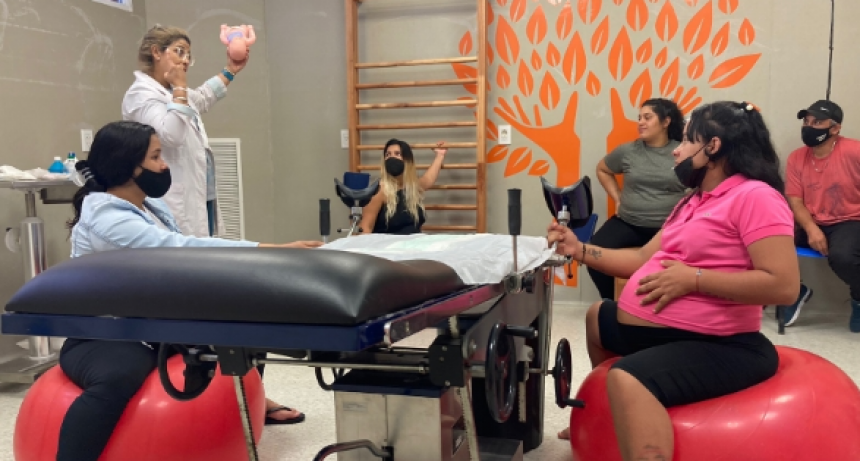 Curso de Preparación Integral para la Maternidad y Paternidad en el hospital distrital 8