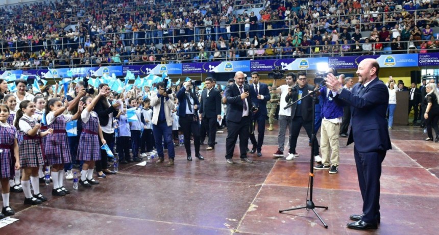 El gobernador Insfrán tomó la promesa de fidelidad a la bandera provincial a más de tres mil alumnos de 4° grado