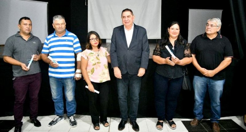 El intendente Jofré entregó decretos de adjudicaciones en venta y obligaciones cumplidas a familias de distintos barrios