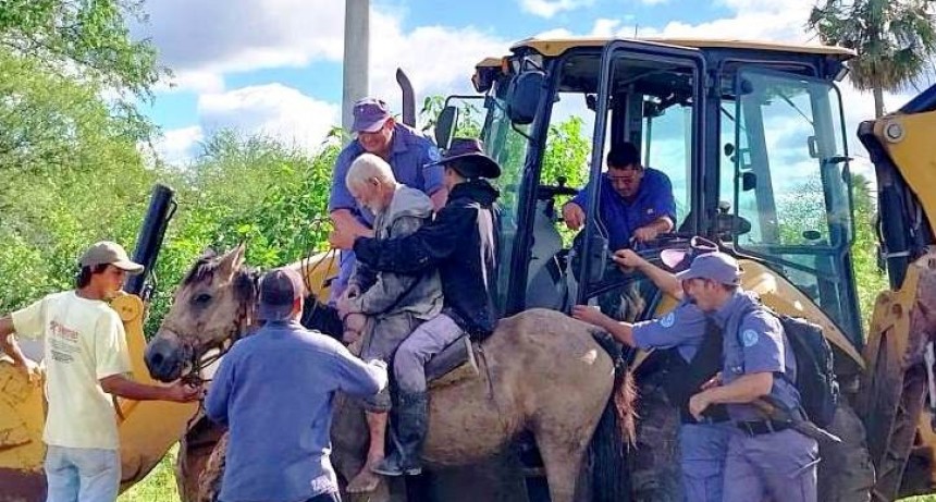 Un anciano descompensado y con hipotermia fue rescatado por la Policía, en un camino vecinal de la Colonia Formosa