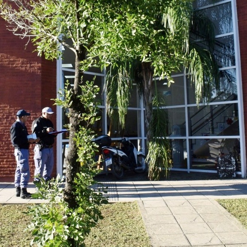 Robó en la biblioteca de una escuela y fue detenido por la Policía