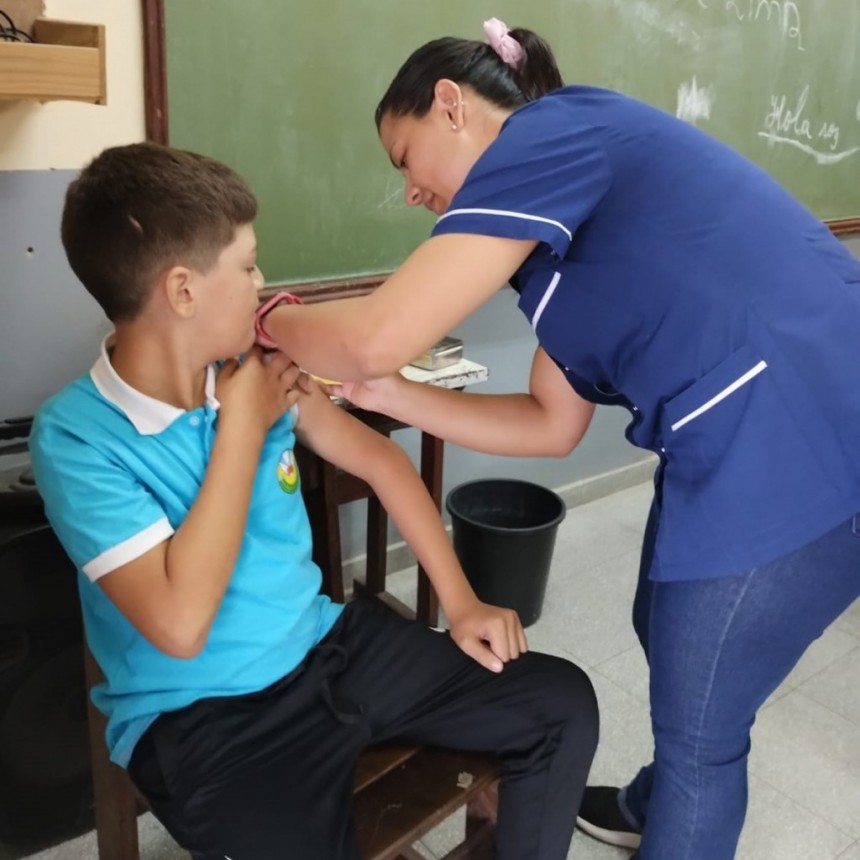 Operativo de vacunación HPV para escolares de Misión Tacaaglé
