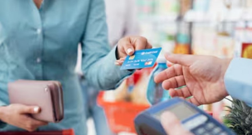 Solicitan denunciar a comercios que cobran recargos por pagos con tarjetas de débito y/o crédito en una sola cuota