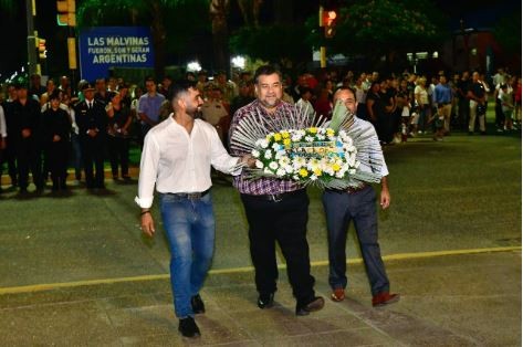 Emotiva marcha de antorchas y vigilia en homenaje a los h&eacute;roes de Malvinas