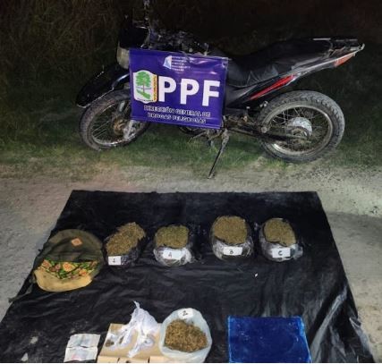 La Polic&iacute;a secuestr&oacute; m&aacute;s de cuatro kilos de marihuana y detuvo a dos hombres