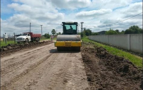 MUNICIPAL :  INTENSO TRABAJO DE MANTENIMIENTO VIAL EN DISTINTOS BARRIOS DE LA CIUDAD