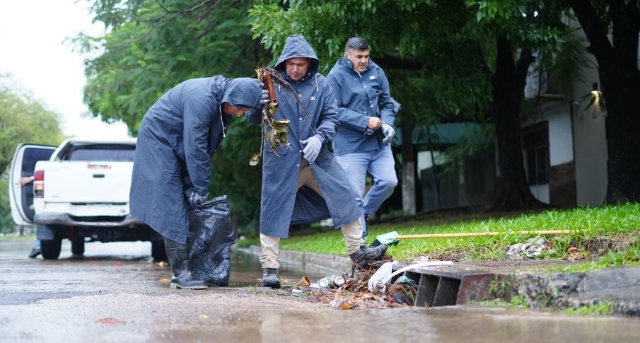 Las cuadrillas municipales trabajaron para proteger los barrios tras las lluvias intensas