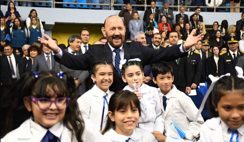 El Gobernador tom&oacute; la promesa de lealtad a la Bandera de Formosa a estudiantes de cuarto grado