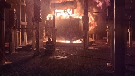 Clorinda: Tras la ca&iacute;da de un rayo, dotaci&oacute;n de Bomberos control&oacute; un incendio en la estaci&oacute;n transformadora