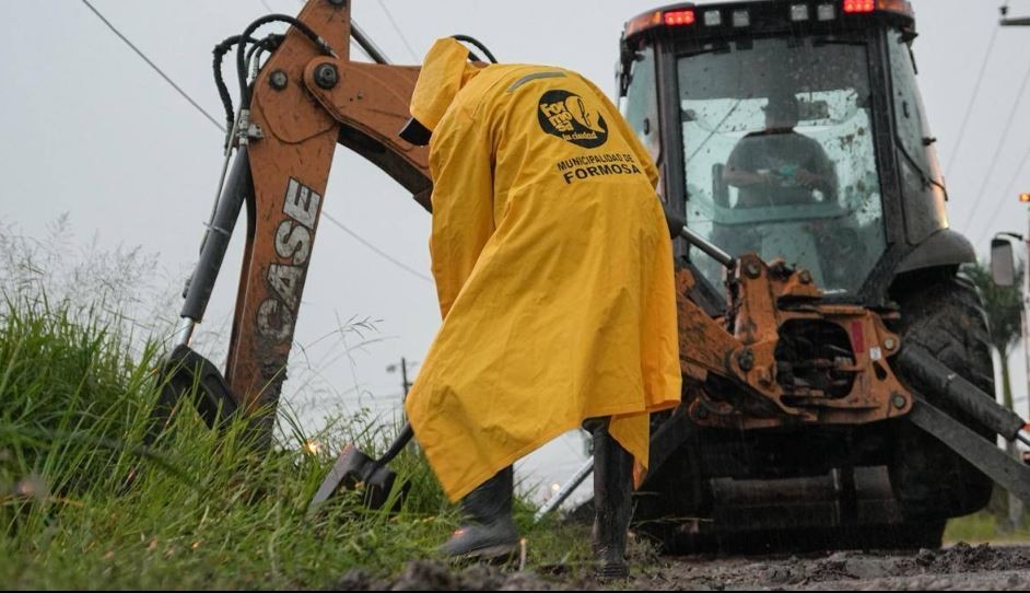 LA MUNICIPALIDAD TRABAJ&Oacute; DURANTE LA JORNADA EN DISTINTOS SECTORES DE LA CIUDAD PARA MITIGAR EFECTOS DE LA LLUVIA 