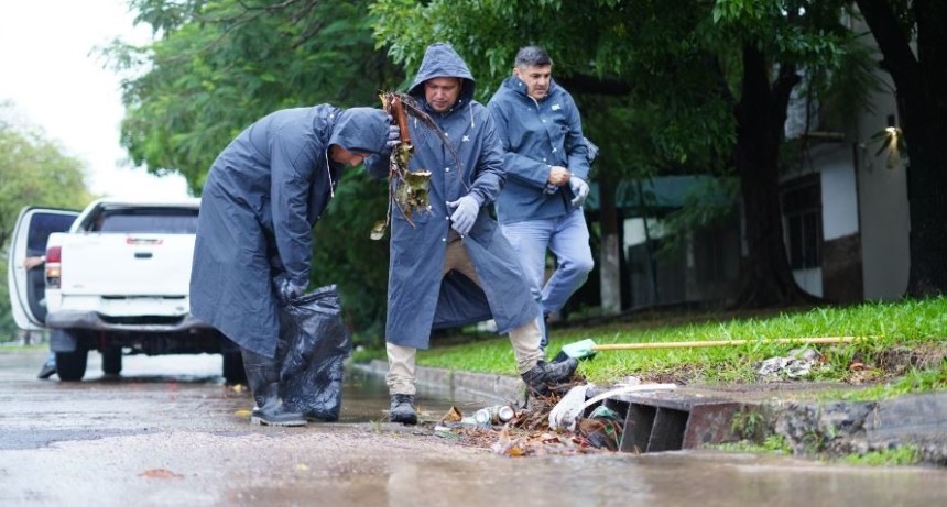 Las cuadrillas municipales trabajaron para proteger los barrios tras las lluvias intensas
