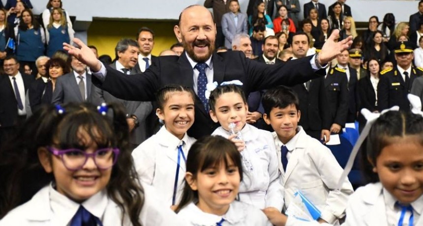 El Gobernador tom&oacute; la promesa de lealtad a la Bandera de Formosa a estudiantes de cuarto grado