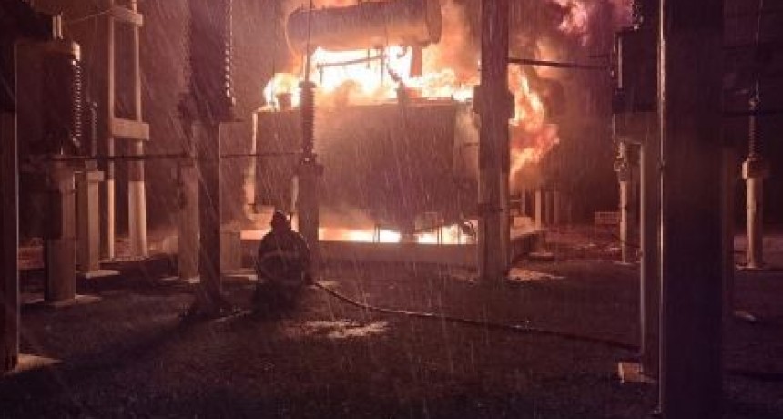 Clorinda: Tras la ca&iacute;da de un rayo, dotaci&oacute;n de Bomberos control&oacute; un incendio en la estaci&oacute;n transformadora