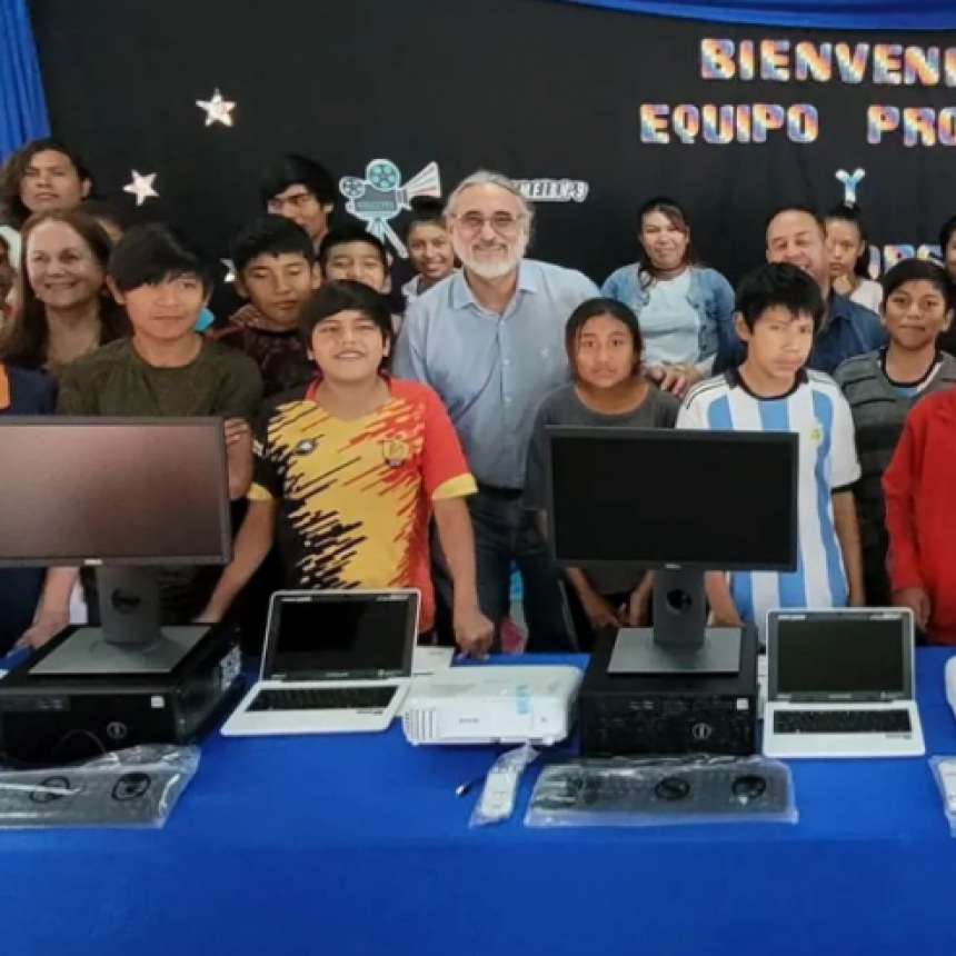 Escuelas reciben equipamientos tecnológicos
