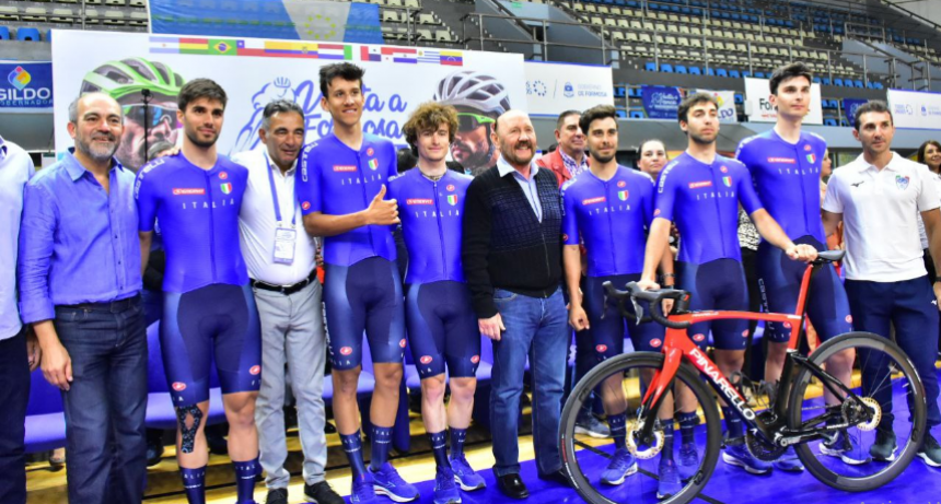 Insfrán acompañó la presentación de equipos y delegaciones participantes de la Vuelta a Formosa Internacional 2023