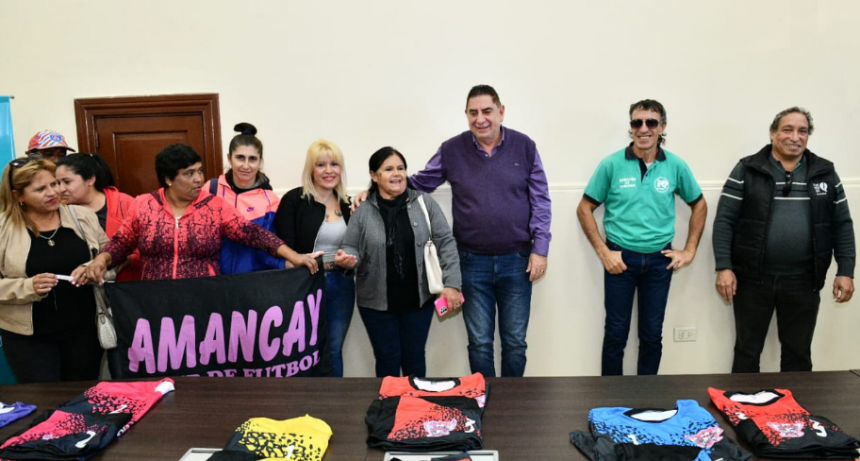 El intendente Jofré entregó indumentaria deportiva y pelotas a equipos de distintos barrios
