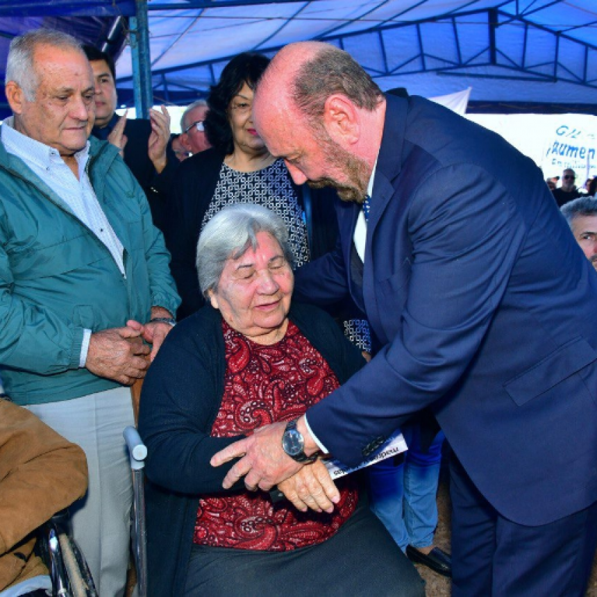 El Gobernador entregó libros “Madres y Abuelas” a familiares de víctimas de la dictadura
