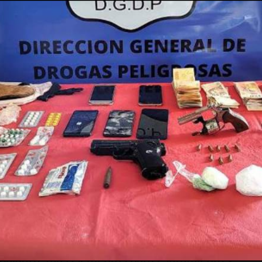 La Policía detuvo a una mujer, secuestró cocaína, armas de fuego, dinero y anuló otro centro de venta de drogas