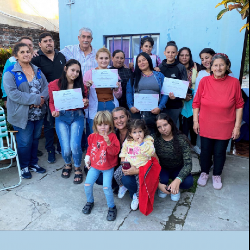 Entrega de certificados a los y las participantes del curso de manicura 