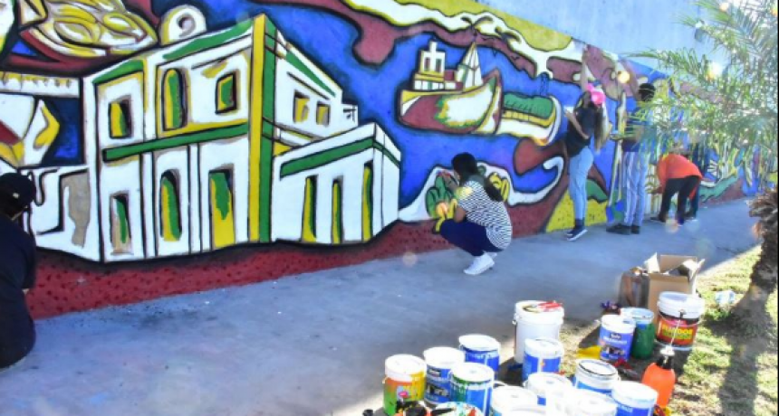 Restauraron el mural “Una puerta a Formosa” de la Costanera