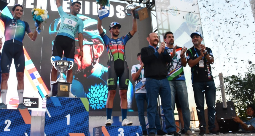 Insfrán acompañó la premiación de la Vuelta a Formosa Internacional donde Laureano Rosas se coronó campeón