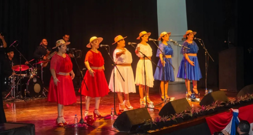 A sala llena, hubo festejo por los 212 años de Paraguay
