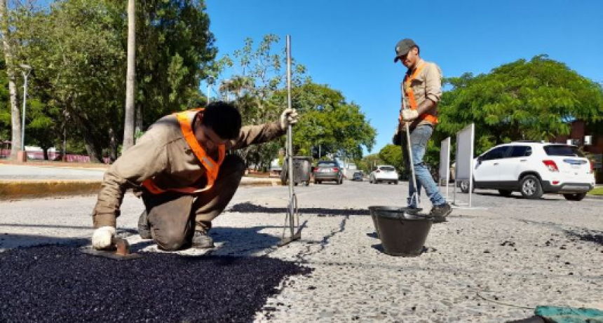 El Municipio acondiciona arterias pavimentadas en un amplio sector de la zona céntrica