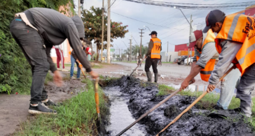 El mantenimiento de desagües pluviales encabezó este lunes la agenda comunal