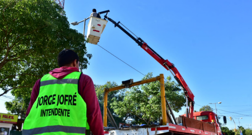 El Municipio profundiza las tareas de recambio de luminarias convencionales a led en diversos sectores