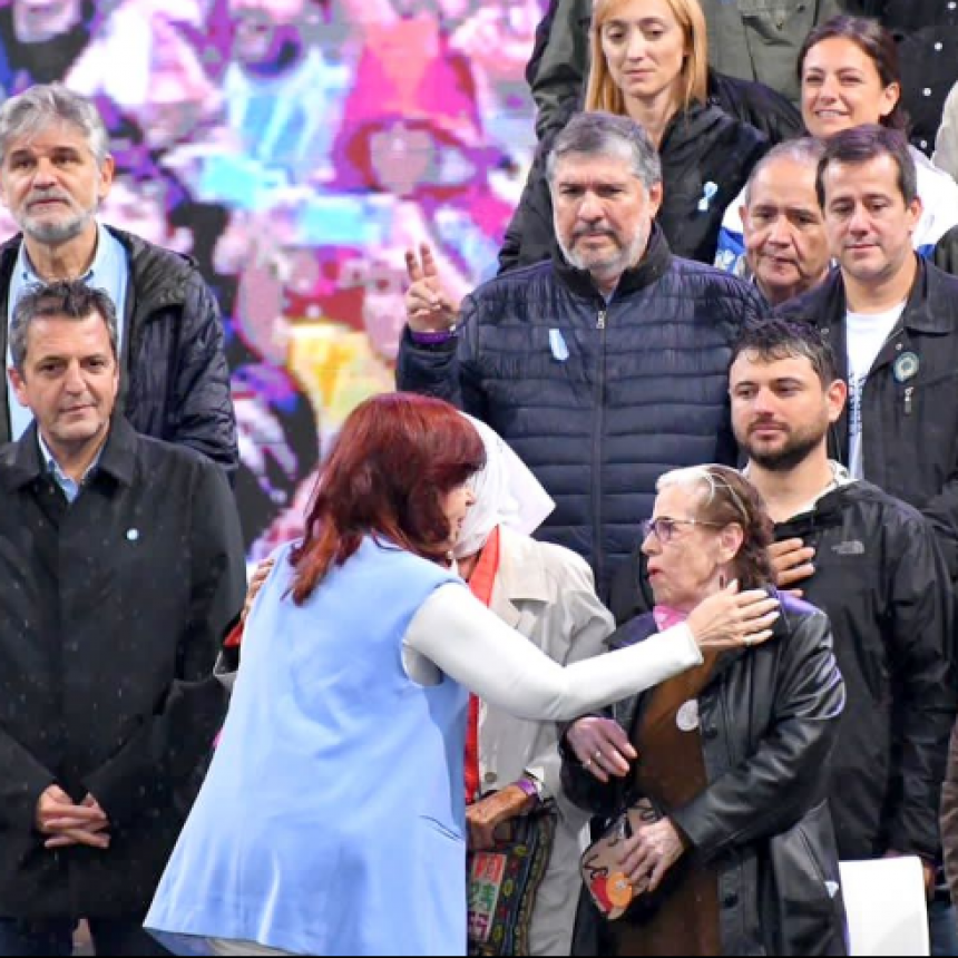 Mayans junto a integrantes del interbloque de senadoras y senadores del FdT acompañaron a Cristina en plaza de mayo