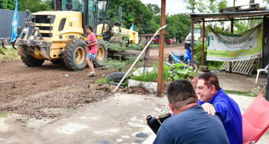 El intendente Jofré recorrió el B° San Juan I donde dialogó con vecinos y supervisó tareas de ripio
