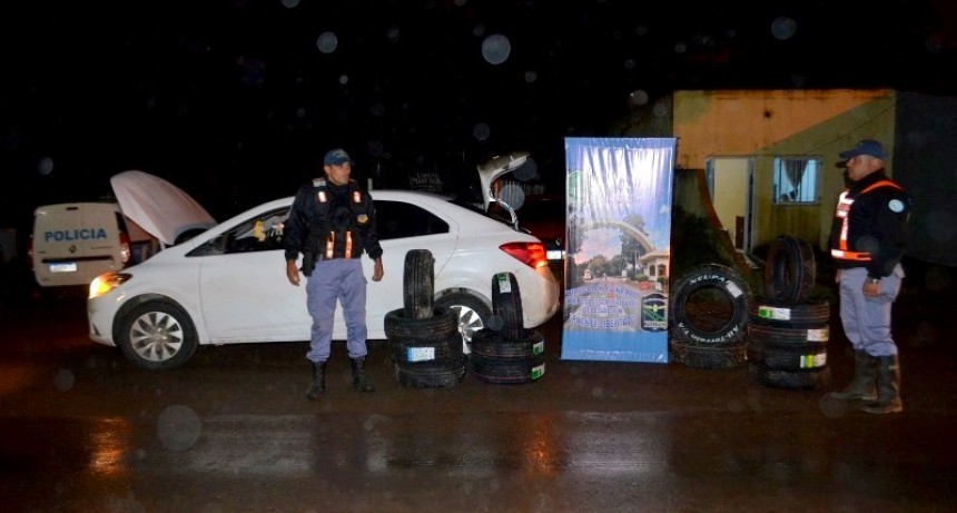 Detienen a un policía del Chaco por transportar cubiertas sin aval aduanero