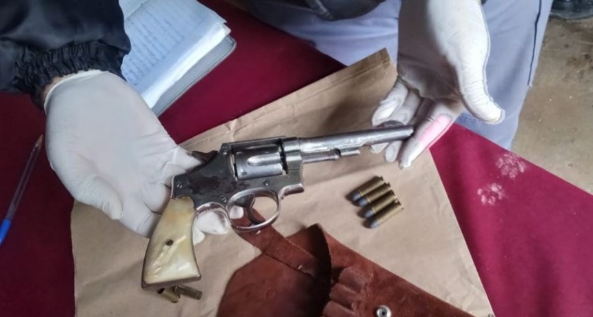 Detuvieron a un hombre que encañonó con un revólver a otro y efectuó disparos al aire
